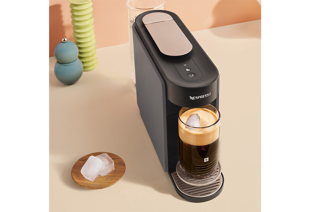 Απεικονίζεται παρασκευή καφέ. Δίπλα  παγάκια.